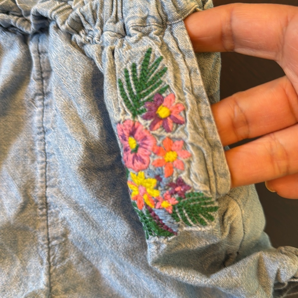 Bundle Of Girls Tees And Shorts: Brands Baby Gap, Tea And Primary sizes … - Picture 12 of 14